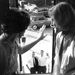 1959年，女性在校园里向男性挥手致意. 摄影:Gary Gladstone.