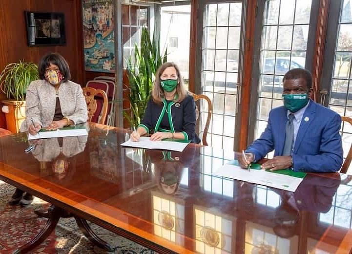 Today, SLC created transfer partnerships with Westchester and Bronx community colleges and was delighted to welcome WCC President Dr. Belinda Miles and BCC President Dr. Thomas A. Isekenegbe to campus for a socially distanced signing ceremony. The program will begin immediately and identify high-achieving students from each community college and guarantee that, if admitted to Sarah Lawrence, they will matriculate with junior standing, their full demonstrated financial need for tuition and fees will be met, and they will be on track to complete their Sarah Lawrence Bachelor of Arts two years after enrolling, among other benefits. Click the link in bio to learn more #SarahLawrenceTogether @bcccuny @sunywcc1