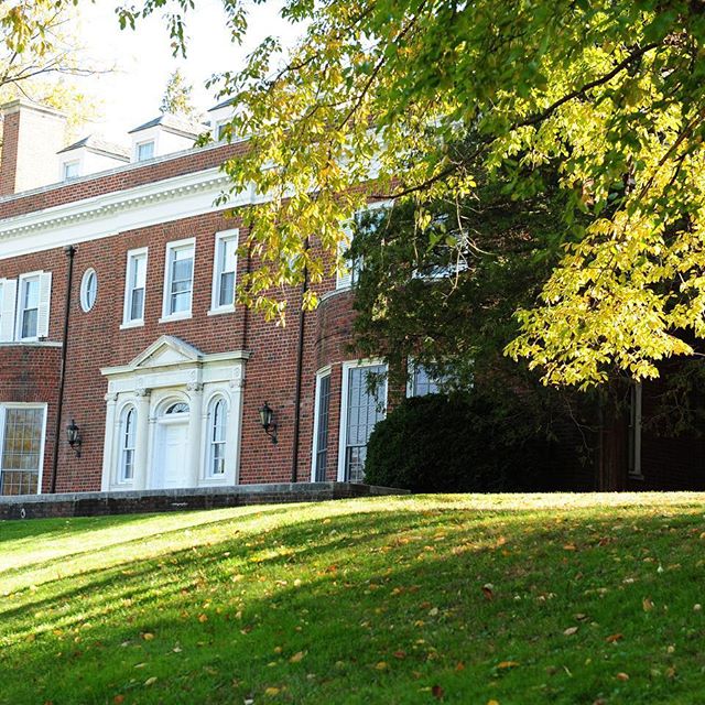 Marshall Field House is the center for our Music Program. It’s home to performance/instruction/recording studios, an extensive music library, an electric music studio, and 14 Steinway grands to name just a few of its facilities.
.
.
#SarahLawrenceCollege #SarahLawrenceTogether #slc2024 #music #westchester #newyork