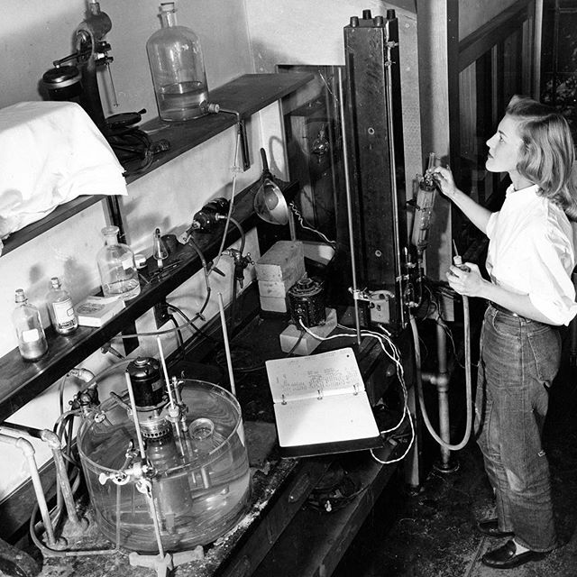 #tbt to the science lab, circa 1940! SLC has a distinguished history of supporting students as they connect their passions and create their futures. Right now, all gifts to support students and faculty will be doubled through 5/31 thanks to the generosity of the estate of Florence Hart ’44. Check out the link in our bio to double your impact and support the Fund for Sarah Lawrence. #SarahLawrenceTogether #SarahLawrenceCollege