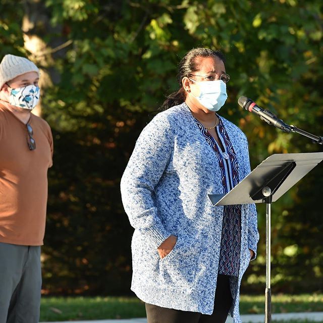 First year students and faculty members Jeffrey McDaniel ‘90 and Carolyn Ferrell ‘84 gathered to share (in-person and live-streamed) their writing at SLC’s open-air Remy Theatre #sarahlawrencetogether