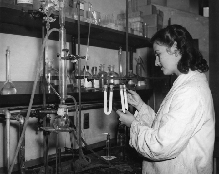  Ruth Carter '45 in a science lab for Maria Goeppert Mayer's 1944 Fundamentals in Physical Science class. Photograph by Rizzolla Photo Service. Courtesy of the Sarah Lawrence College Archives.