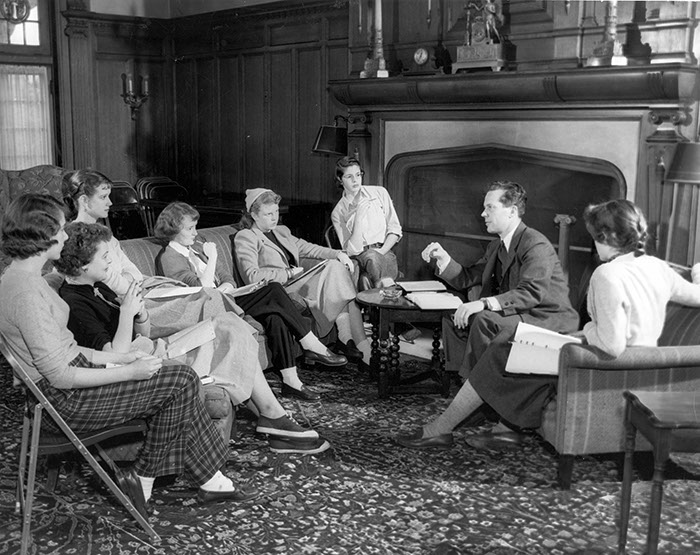  President Harold Taylor with Sarah Lawrence students, 1952 (Photograph Collection)