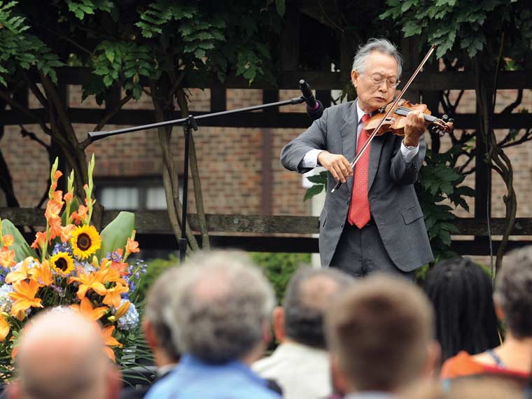 A distinguished concert violinist, Sohn often performed on campus for an appreciative Sarah Lawrence community, as he did at an opening convocation outside Westlands in 2014.