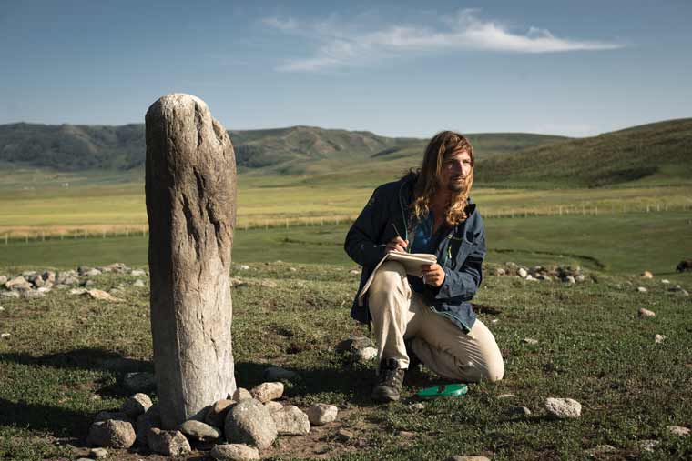 Archaeologist Gino Caspari discovers and analyzes millennia-old graves and ruins