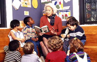 Sarah Wilford reading to students 