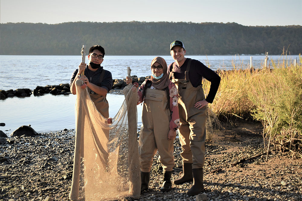 People seining on the banks of the Hudson River