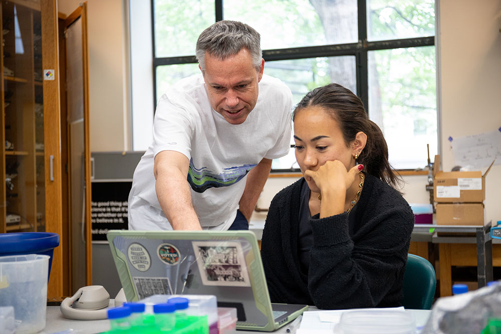 Perry Yun '26 in the lab with Biology faculty member Drew Cressman