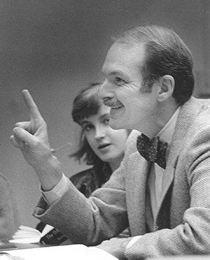 David Bernstein in class with students, circa 1980s. From the Sarah Lawrence College Archives.