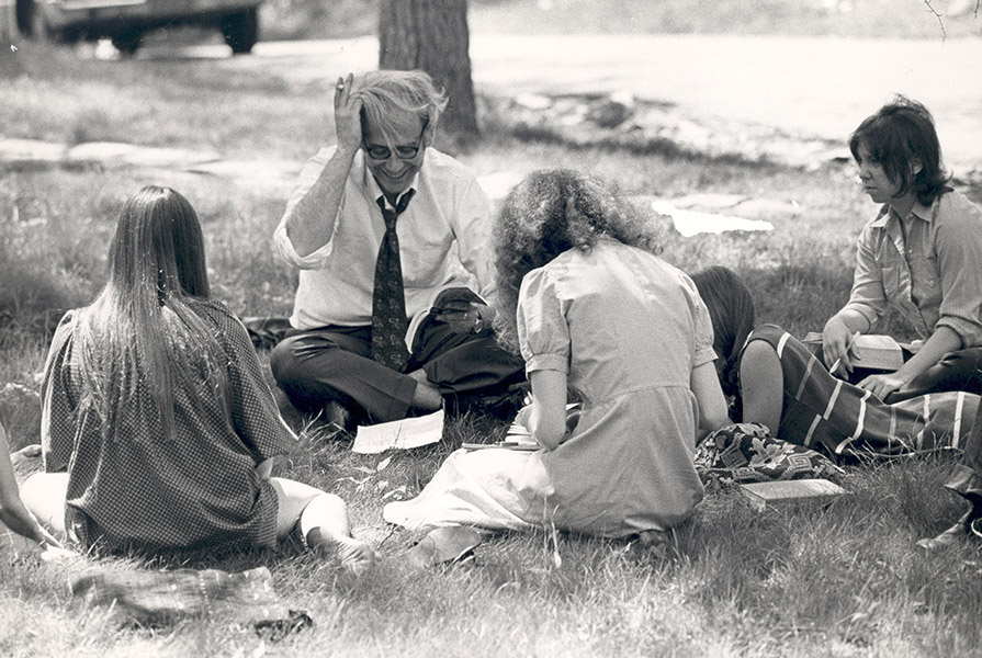 Ilja Wachs outside with students