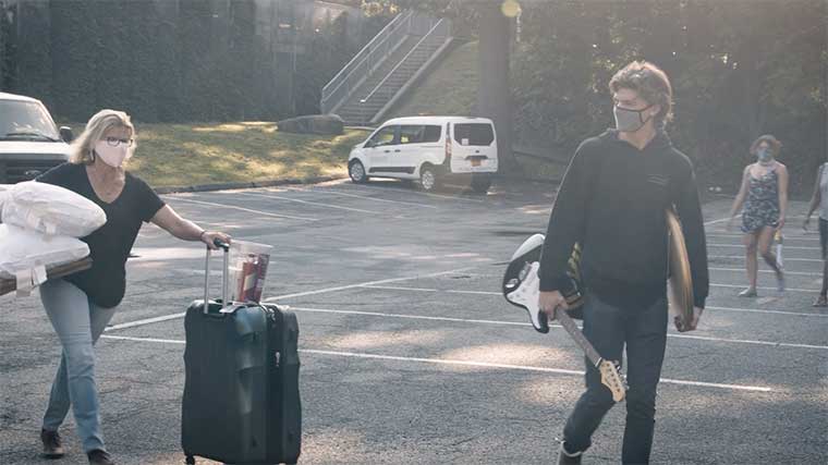 Parent helping student move in